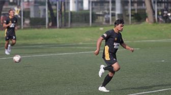 Pemain Selebritis FC Haris Saputra atau Maell Lee melakukan selebrasi usai mencetak gol saat mengikuti sesi latihan di Lapangan ABC, Kompleks Gelora Bung Karno, Jakarta, Senin (28/3/2022). [Suara.com/Angga Budhiyanto]