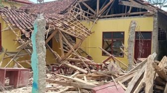Bangunan Sekolah MTS di Bandung Barat Ambruk Diterjang Hujan Angin
