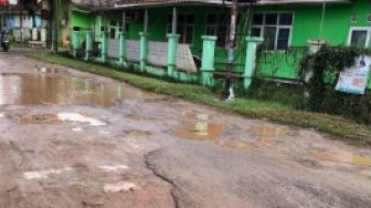 Kondisi Jalan di Kotabaru, Karawang Viral di Media Sosial, Publik: Kalau Ada Kecelakaan Baru deh Dibenerin