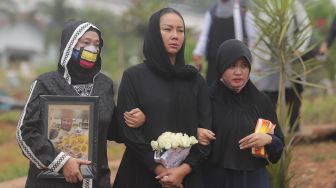 Teman Dekat Kalina Oktarani Ungkap Penyebab Mama Een Meninggal Dunia