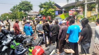 Puluhan Pendorong Gerobak Datangi Balai Kota Yogyakarta, Menuntut Disediakan Lapak di Teras Malioboro