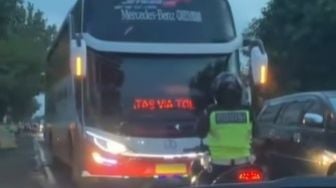 Detik-detik Bus di Nganjuk Diadang Polisi karena Nekat Lawan Arus, Warganet: Gunting SIM-nya!