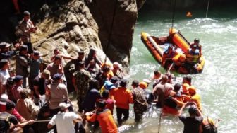 Tim SAR Gabungan Evakuasi Korban Tenggelam di Air Terjun Bantimurung Luwu Utara