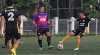 Pemain Selebritis FC Rico Ceper berusaha melewati lawan saat mengikuti sesi latihan di Lapangan ABC, Kompleks Gelora Bung Karno, Jakarta, Senin (28/3/2022). [Suara.com/Angga Budhiyanto]