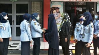 Napi Kasus Terorisme Bebas Setelah Menjalani Hukuman 5,5 Tahun di Lapas Perempuan Malang