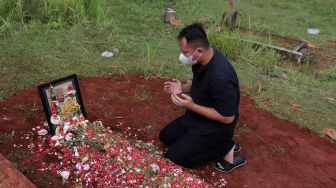 Tak Berkomunikasi dengan Kalina Oktarani, Vicky Prasetyo Pilih Ziarah Langsung ke Makam Mama Een