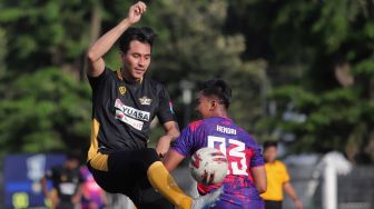 Darius Sinathrya Dituding Dukung LGBT Gegara Ban Kapten Selebritis FC Berwarna Pelangi