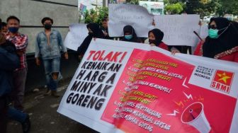 Belasan Emak-emak Ikut Demo Protes Kenaikan Harga Minyak Goreng di Depan Kantor DPRD Lampung