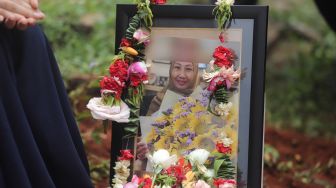 Foto dari Ibunda Kalina Oktarani, Erlan Wardhania berada di makamnya di TPU Taman Abadi, Ciputat, Tangerang Selatan, Banten, Senin (28/3/2022). [Suara.com/Angga Budhiyanto]