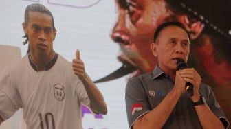  Ketua Umum PSSI Mochamad Iriawan memberikan sambutan saat acara "Superstar Announcement RANS Cilegon FC" di kantor Prestige Motorcars, Pluit, Jakarta, Selasa (29/3/2022). [Suara.com/Angga Budhiyanto]