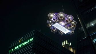 Crane atau alat berat mengangkat restoran Lounge In The Sky Indonesia ke ketinggian 50 meter di Setiabudi, Jakarta Selatan, Selasa (29/3/2022). [Suara.com/Alfian Winanto]