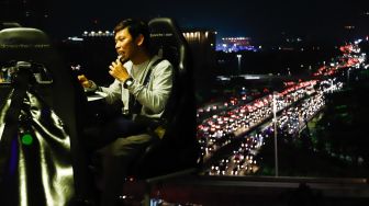 Pengunjung menikmati makan malam diatas ketinggian 50 meter di restoran Lounge In The Sky Indonesia di Setiabudi, Jakarta Selatan, Selasa (29/3/2022). [Suara.com/Alfian Winanto]