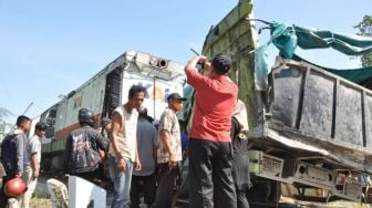 Truk Ditabrak Kereta Api di Padang, Terseret hingga 20 Meter