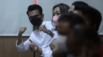 Terdakwa Adam Deni (kiri) bersiap mengikuti sidang dengan agenda pembacaan putusan sela kasus pelanggaran Undang-Undang ITE di Pengadilan Negeri Jakarta Utara, Jakarta, Selasa (29/3/2022). [Suara.com/Angga Budhiyanto]