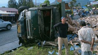 Truk Angkut Air Mineral Terbalik Tabrak Warung di Jalur Medan-Berastagi