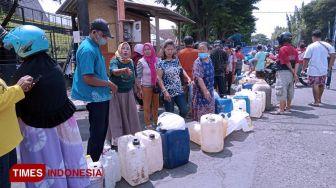 Antrean Warga Demi Mendapatkan Minyak Goreng di Banyuwangi Jelang Ramadhan