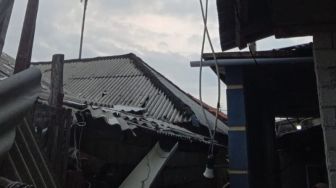 Pemukiman Warga di Pulau Kelapa Diamuk Puting Beliung: Kapal Tenggelam, Rumah Rusak hingga 3 Anak Luka-luka