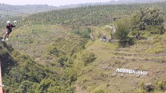 Dua Pasang Pengantin Asal Jogja Menikah di Goa Ngingrong, Pakai Flying Fox hingga Menuruni Lembah Sedalam 70 Meter