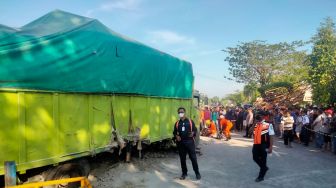 Seorang Penumpang Kereta Api di Padang Luka-luka Usai Tabrak Truk Bermuatan Semen