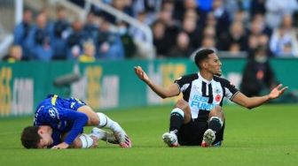 Kritik Wasit Lewat Twitter, Pemain Newcastle United Isaac Hayden Didenda Rp358 Juta