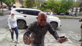 Kerangkeng Manusia, Ketua DPRD Langkat Hadiri Pemeriksaan di Polda Sumut, Lambaikan Tangan ke Awak Media