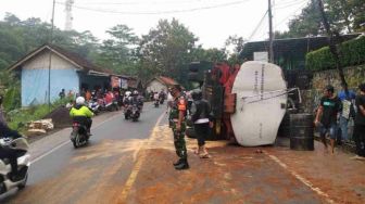 Warga Berburu Minyak Goreng Gratis dari Truk Tangki yang Terguling di Tanjakan Alinayin Ciamis