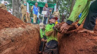 Puluhan Penggali Kubur Ikut Lomba Gali Kubur Tercepat Berhadiah Uang Rp 5 Juta