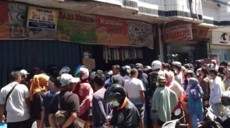 Berebut Minyak Goreng Curah, Ratusan Warga Payakumbuh Rela Antre Berjam-jam