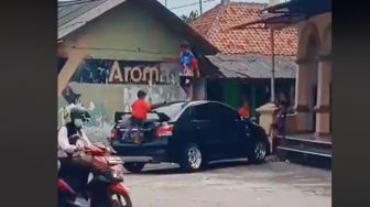 Viral Toyota Vios Parkir di Pinggir Jalan Jadi Wahana Bermain, Publik Dibuat Ngilu saat Melihat Bocil Injak Atap Mobil