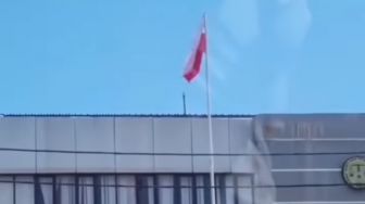 Waduh! Viral Bendera Merah Putih Berkibar Terbalik di Dinas Perindustrian dan Perdagangan Batam, Warganet Heran