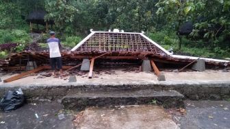 Disapu Hujan dan Angin, Balai Pertemuan di Wisata Pengklik Prambanan Ambruk