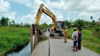 Dlh Rohil Lakukan Normalisasi Hingga Perbaiki Jalan Amblas Akibat Gerusan A