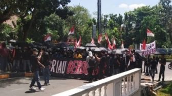 Massa AMPR Desak BK DPRD Riau Copot Agung Nugroho dari Jabatannya