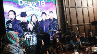 Pendiri grup musik Dewa 19 Ahmad Dhani (tengah) memberikan keterangan pers saat acara perilisan lagu "Juliette" di Holywings Kemang, Jakarta, Rabu (30/3/2022). [Suara.com/Angga Budhiyanto]