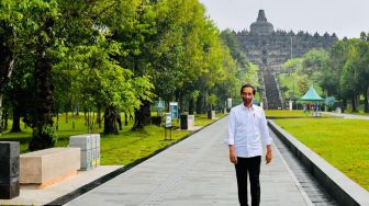 Tinjau Candi Borobudur, Jokowi Minta Bikin Seni Pertunjukkan Secara Rutin