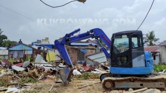 Beli Bangunan dan Tanah Masing-masing Ratusan Juta, Asriani Pasrah Rumah Tempatnya Tinggal Diratakan di Berbas Pantai