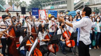 Aksi Setangkai Kembang dan Satu Nyanyian Untuk Perdamaian Rusia dan Ukraina