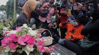 Jelang Ramadhan, Angelina Sondakh Berziarah ke Makam Adjie Massaid