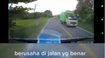 Ngeri! Video Detik-detik Kecelakaan Mobil, Adu Banteng dari Lawan Arahnya, Warganet Soroti Marka Jalan