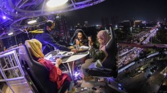 Begini Sensasi Makan di Lounge In the Sky Indonesia, Uji Adrenalin di Atas Ketinggian 50 Meter Kota Jakarta