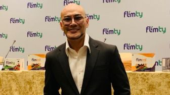 Deddy Corbuzier Benarkan Tinggal di Rumah Rusak, Atapnya Kini Ditutup Terpal