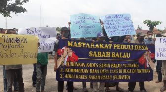 Gelar Demo di Kantor Camat Tanjung Bintang, Puluhan Warga Tuntut Kades Sabah Balau Turun