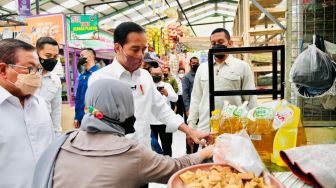 Solusi Minyak Goreng Mahal di Pasaran, Jokowi Bagikan BLT Minyak Goreng Rp300.000 Per Tiga Bulan