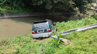 Sopir Ngantuk, Mobil Kijang Meluncur ke Sungai di Jombang