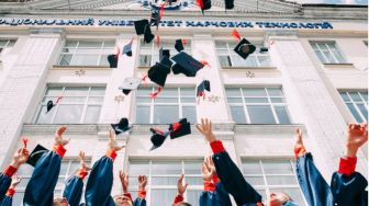 Dua Mahasiswa Bikin Bentuk Hati dengan Tangan Saat Wisuda, Ramai Disoraki