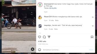 Kocak, Berjuang Engkol Motor, Sendal Bocah Ini Terbang dan Terlempar Jauh: Dah Lah Aku Cape