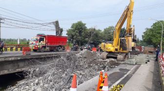 Perbaikan Jembatan Ngaglik Lamongan yang Ambles Ditarget Selesai H-10 Lebaran, Masyarakat Dipaksa Maklum