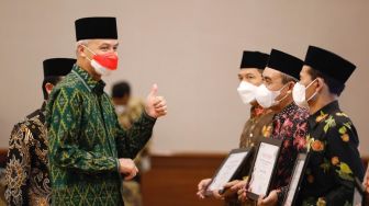 Tingkatkan Kesejahteraan Guru Agama, Ganjar Serahkan Bantuan Senilai Rp 281 Miliar