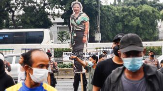 Massa menggelar aksi demonstrasi di depan Gedung DPR RI, Jakarta Pusat, Kamis (31/3/2022). [Suara.com/Alfian Winanto]