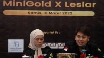 Pendiri Leslar Entertainment Rizky Billar (kanan) didampingi Lesti Kejora memberikan keterangan pers kolaborasi mereka bersama MiniGold di AMANA Venue, Jagakarsa, Jakarta, Kamis (31/3/2022). [Suara.com/Angga Budhiyanto]